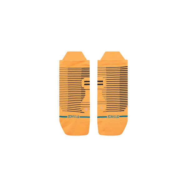 Stance Scanner Light Tab løbestrømpe i mango vises fladt på en hvid baggrund med sorte striber, turkise detaljer nær tæerne og "STANCE"-branding for anatomisk pasform og komfort under præstationen.
