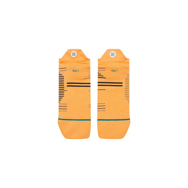 Et par Scanner Light Tab løbestrømper fra Stance, unisex og mangofarvede, med sorte vandrette linjer og en blågrøn stribe nær tåen, designet til anatomisk pasform, vist side om side på en hvid baggrund.