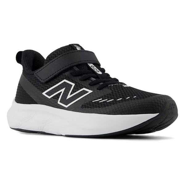 New Balance Fresh Foam 625 PT børnesko i sort/hvid har en velcrorem, hvid sål og et fedt N-logo på siden, der vises på en hvid baggrund for en stilfuld og behagelig børnesko.