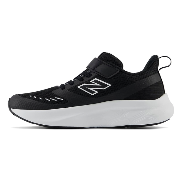 New Balance Fresh Foam 625 PT børnesko i sort/hvid har en overdel i mesh, velcrorem, hvidt N-logo, trækflig ved hælen og en behagelig hvid sål inspireret af Fresh Foam sko.