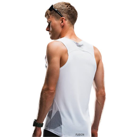 En mand med kort hår, solbriller og ur står med ryggen til kameraet iført den hvid/grå Fusion TEMPO! Run Singlet - en unisex atletisk top designet til konkurrenceløb med svedtransporterende og hurtigtørrende egenskaber.
