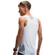 En mand med kort hår, solbriller og ur står med ryggen til kameraet iført den hvid/grå Fusion TEMPO! Run Singlet - en unisex atletisk top designet til konkurrenceløb med svedtransporterende og hurtigtørrende egenskaber.