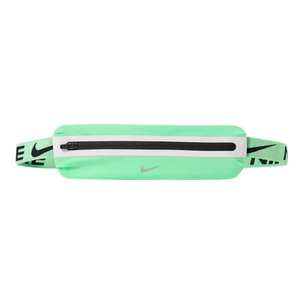 Nike Slim Waistpack 4.0, unisex, i grøn har et elegant mintgrønt design med en sort lynlåslomme, en klar hvid stribe og et gråt Nike-logo på forsiden. En justerbar rem med sort Nike-logo tilfører både stil og funktionalitet – hvilket gør denne løbebælte til et fremragende valg til dine træningspas.