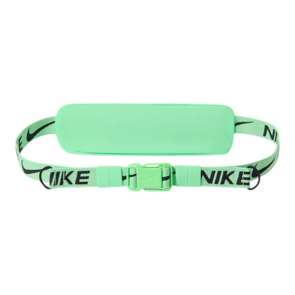 En mintgrøn Nike Slim Waistpack 4.0, unisex, har en rektangulær lomme i midten og en justerbar rem med det sorte Nike-logo og tekst. Denne praktiske løbebæltetaske er designet med henblik på brugervenlighed og er udstyret med en plastikspænde, der sikrer, at den sidder godt fast.