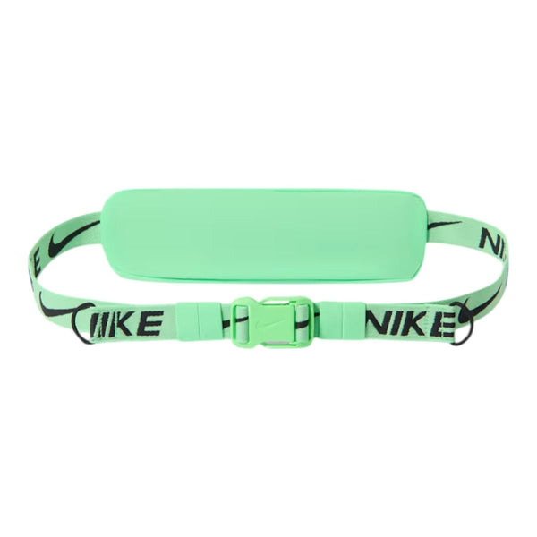 En mintgrøn Nike Slim Waistpack 4.0, unisex, har en rektangulær lomme i midten og en justerbar rem med det sorte Nike-logo og tekst. Denne praktiske løbebæltetaske er designet med henblik på brugervenlighed og er udstyret med en plastikspænde, der sikrer, at den sidder godt fast.