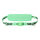 En mintgrøn Nike Slim Waistpack 4.0, unisex, har en rektangulær lomme i midten og en justerbar rem med det sorte Nike-logo og tekst. Denne praktiske løbebæltetaske er designet med henblik på brugervenlighed og er udstyret med en plastikspænde, der sikrer, at den sidder godt fast.