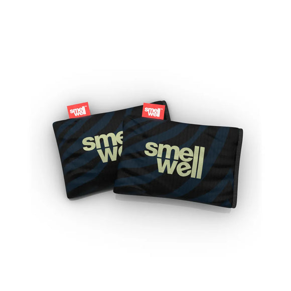 To rektangulære sorte poser med blåt zebramønster og "Smellwell"-branding. Hver Smellwell Original, Unisex, Black Zebra-pose indeholder aktivt kul for friskhed og har et rødt mærke - ideelt til at holde sportssko lugtfri.