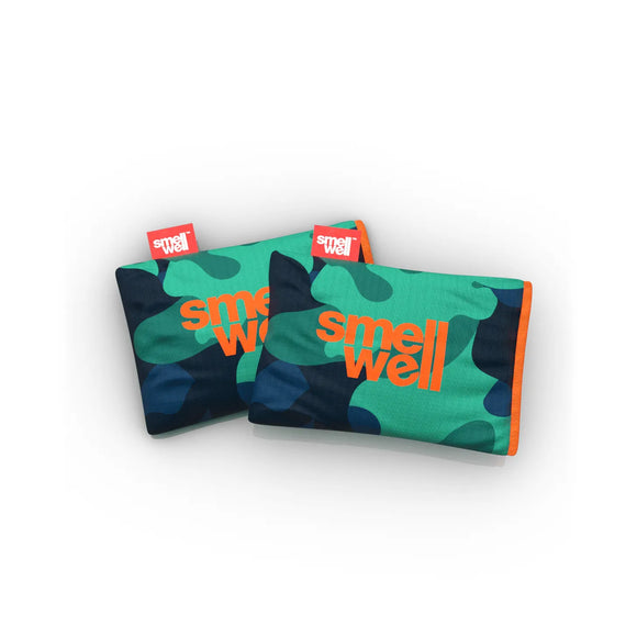 To Smellwell Original Unisex Camo Green pouches fra Smellwell, i grøn og blå camo med "smell well" i orange tekst og et rødt mærke, indeholder aktivt kul til opfriskning af sportssko.