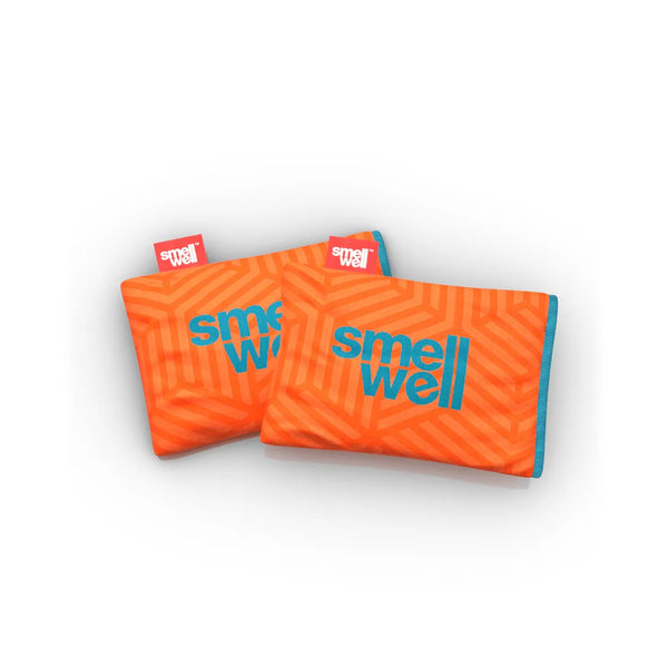 To Smellwell Original-poser, Unisex Geometric Orange by Smellwell, med geometriske mønstre og blå tekst på en lys baggrund. De er perfekte til sportssko, har et stilfuldt rødt sidetag og bruger aktivt kul til at fjerne lugt.