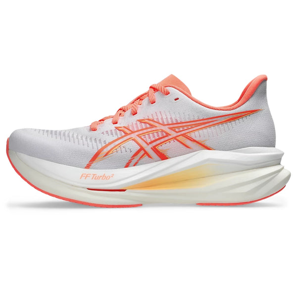 Et billede set fra siden af ASICS Sonicblast 2 Dame-løbeskoen i farvekombinationen White/Sun Coral, med en overdel i mesh, et ASICS-logo i den livlige farve Sun Coral, en mellemsål med farveovergang og FF Turbo²-detalje tæt på hælen samt en tyk, vinklet sål. Denne lette og energiske løbesko er perfekt til dem, der søger en neutral løbeoplevelse.