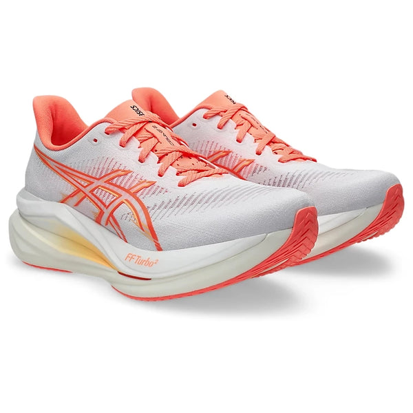 Et par Asics Sonicblast 2 Dame-løbesko i farvekombinationen hvid/solkoral, fotograferet på en ensfarvet hvid baggrund. Disse lette og dynamiske løbesko giver neutral støtte og har en støddæmpende sål med snørebånd, hvilket gør dem til det perfekte valg for løbere, der lægger vægt på komfort og energi ved hvert skridt.