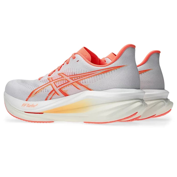 ASICS Sonicblast 2 Dame i farvekombinationen hvid/solkoral er et par lette og dynamiske løbesko med lysegrå overdel med koralorange detaljer og hvide mellemsåler. Skoene er prydet med det ikoniske ASICS-logo og FF Turbo-mærket på siden og har tykke, stødabsorberende såler, der sikrer en behagelig, neutral løbeoplevelse.