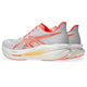 ASICS Sonicblast 2 Dame i farvekombinationen hvid/solkoral er et par lette og dynamiske løbesko med lysegrå overdel med koralorange detaljer og hvide mellemsåler. Skoene er prydet med det ikoniske ASICS-logo og FF Turbo-mærket på siden og har tykke, stødabsorberende såler, der sikrer en behagelig, neutral løbeoplevelse.