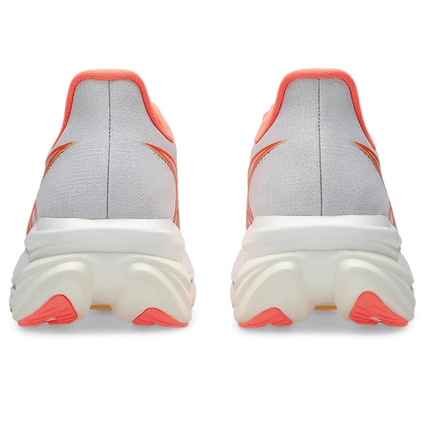 Bagfra-billede af et par lette og energiske Asics Sonicblast 2-løbesko til kvinder i farvekombinationen White/Sun Coral, med hvide såler, lysegrå overdel og orange detaljer. Skoene er placeret side om side på en hvid baggrund, hvilket fremhæver hælens design og sålens struktur på disse neutrale løbesko.