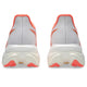 Bagfra-billede af et par lette og energiske Asics Sonicblast 2-løbesko til kvinder i farvekombinationen White/Sun Coral, med hvide såler, lysegrå overdel og orange detaljer. Skoene er placeret side om side på en hvid baggrund, hvilket fremhæver hælens design og sålens struktur på disse neutrale løbesko.