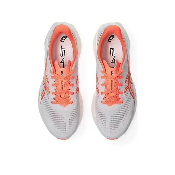 Et par Asics Sonicblast 2-løbesko til kvinder i farvekombinationen Hvid/Sun Coral, set ovenfra. Skoene er hovedsageligt lysegrå med detaljer i Sun Coral langs siderne, snørebåndene og inderforet. Denne lette og energiske løbesko har et neutralt design, og ASICS-logoet er synligt på indersålerne.