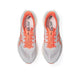 Et par Asics Sonicblast 2-løbesko til kvinder i farvekombinationen Hvid/Sun Coral, set ovenfra. Skoene er hovedsageligt lysegrå med detaljer i Sun Coral langs siderne, snørebåndene og inderforet. Denne lette og energiske løbesko har et neutralt design, og ASICS-logoet er synligt på indersålerne.