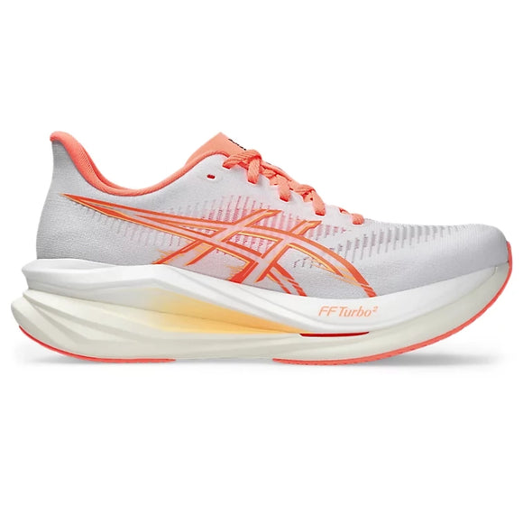 En ASICS Sonicblast 2-løbesko til kvinder i farverne hvid og solkoral med et orange ASICS-logo, en lysegrå overdel i mesh og en tyk sål i hvid og solkoral. Denne lette og energiske løbesko har teksten »FF Turbo« nær hælen, hvilket gør den til en ideel neutral løbesko for løbere, der søger både energiretur og komfort.