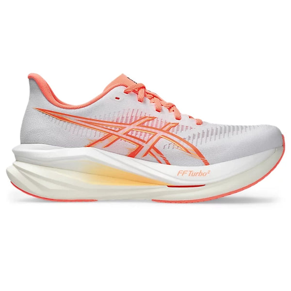 En ASICS Sonicblast 2-løbesko til kvinder i farverne hvid og solkoral med et orange ASICS-logo, en lysegrå overdel i mesh og en tyk sål i hvid og solkoral. Denne lette og energiske løbesko har teksten »FF Turbo« nær hælen, hvilket gør den til en ideel neutral løbesko for løbere, der søger både energiretur og komfort.