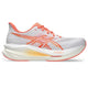 En ASICS Sonicblast 2-løbesko til kvinder i farverne hvid og solkoral med et orange ASICS-logo, en lysegrå overdel i mesh og en tyk sål i hvid og solkoral. Denne lette og energiske løbesko har teksten »FF Turbo« nær hælen, hvilket gør den til en ideel neutral løbesko for løbere, der søger både energiretur og komfort.