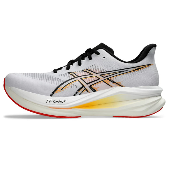 En hvid ASICS Sonicblast 2 Herre-løbesko i farvekombinationen Hvid/Stadium Orange har sorte snørebånd, et gult og sort ASICS-logo samt en rød ydersål. Denne neutrale løbesko tilbyder både stil og støtte til dine løbeture med sin tykke hvide mellemsål, der fremhæves af en gul detalje og teksten »FF Turbo²«, der er trykt på siden.