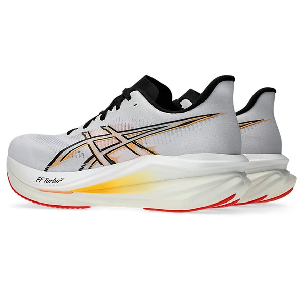Et par Asics Sonicblast 2 herreløbesko i farvekombinationen hvid/Stadium Orange med sorte snørebånd, orange og sorte detaljer, tykke hvide såler og røde ydersåler. Disse løbesko er designet som neutrale løbesko til daglige løbeture og er prydet med det ikoniske ASICS-logo og teksten »FF Turbo« på siden. Skoene er placeret i en vinkel for at fremhæve både bagsiden og siderne.