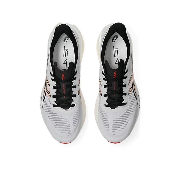 Oversigtsbillede af et par ASICS Sonicblast 2 Herre-løbesko i farvekombinationen hvid/Stadium Orange, med sorte snørebånd, rød-orange detaljer og ASICS-logoet, der ses inde i hver sko. Disse neutrale løbesko fra ASICS er placeret side om side på en hvid baggrund.