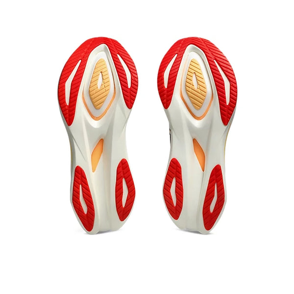 To hvide Asics Sonicblast 2, Herre, White/Stadium Orange-såler er placeret side om side med oversiden opad. Mønsteret på sålen fremhæver geometriske former, buede linjer og et karakteristisk flammeformet logo på hver sål. Disse sko er designet til dem, der søger lette løbesko, og de forener stil og ydeevne på en harmonisk måde på en ren, hvid baggrund.