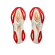 To hvide Asics Sonicblast 2, Herre, White/Stadium Orange-såler er placeret side om side med oversiden opad. Mønsteret på sålen fremhæver geometriske former, buede linjer og et karakteristisk flammeformet logo på hver sål. Disse sko er designet til dem, der søger lette løbesko, og de forener stil og ydeevne på en harmonisk måde på en ren, hvid baggrund.