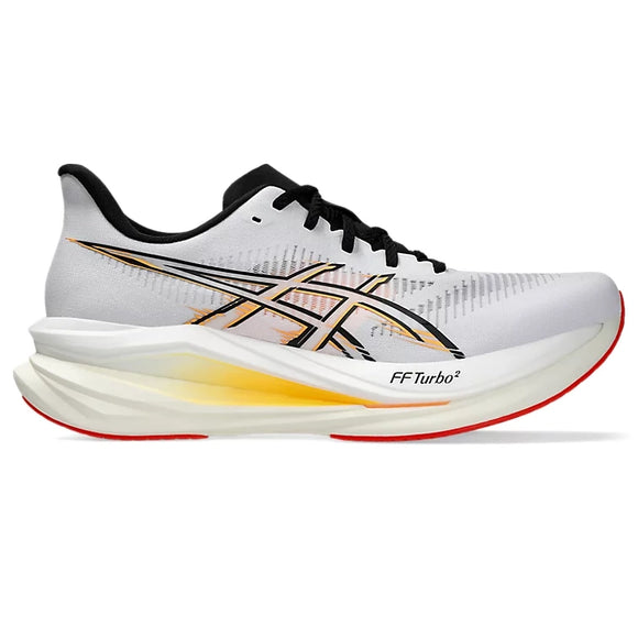En hvid Sonicblast 2-løbesko til mænd fra Asics med sorte snørebånd, et logo i guld og sort med farveovergang samt en tyk sål med røde og gule detaljer. Denne neutrale løbesko har teksten »FF Turbo²« ved forfoden, hvilket gør den til en ideel løbesko for løbere, der søger komfort og ydeevne. Farvekombinationen er hvid/Stadium Orange.