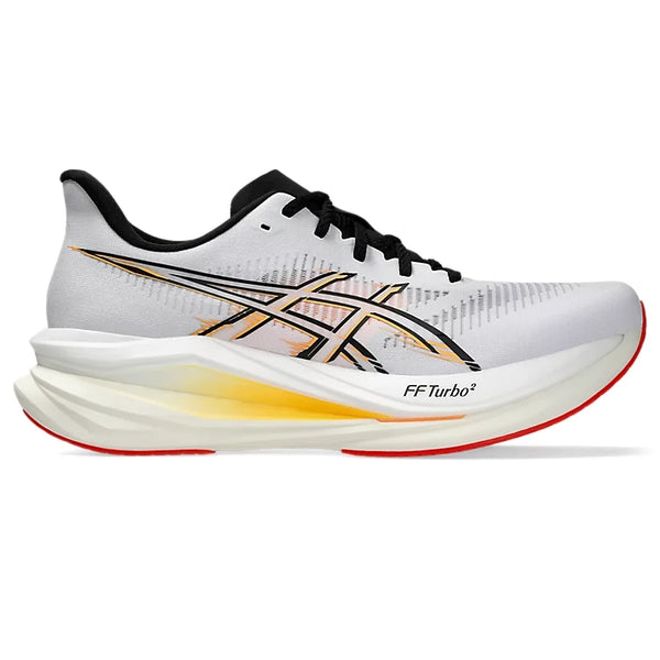 En hvid Sonicblast 2-løbesko til mænd fra Asics med sorte snørebånd, et logo i guld og sort med farveovergang samt en tyk sål med røde og gule detaljer. Denne neutrale løbesko har teksten »FF Turbo²« ved forfoden, hvilket gør den til en ideel løbesko for løbere, der søger komfort og ydeevne. Farvekombinationen er hvid/Stadium Orange.