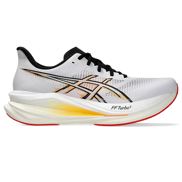 En hvid Sonicblast 2-løbesko til mænd fra Asics med sorte snørebånd, et logo i guld og sort med farveovergang samt en tyk sål med røde og gule detaljer. Denne neutrale løbesko har teksten »FF Turbo²« ved forfoden, hvilket gør den til en ideel løbesko for løbere, der søger komfort og ydeevne. Farvekombinationen er hvid/Stadium Orange.