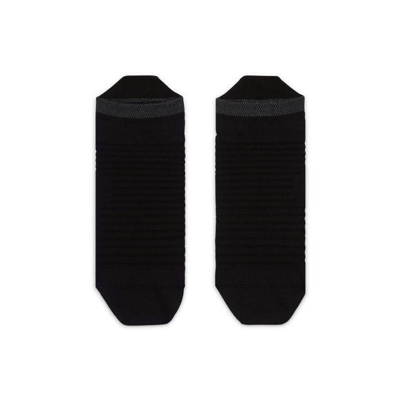 Et par Nike Spark Lightweight No Show-sokker, unisex i sort med Reflect Silver-detaljer, med ribbet struktur og en grå stribe tæt på manchetten, ligger fladt side om side på en hvid baggrund.