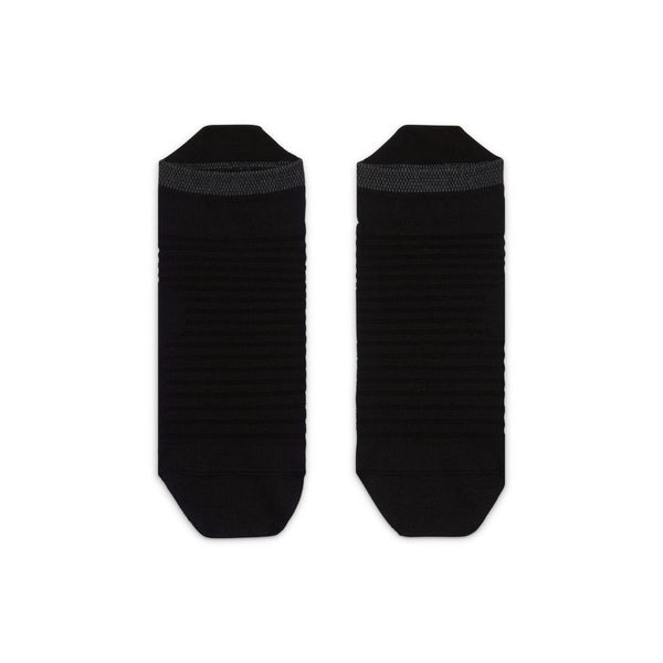 Et par Nike Spark Lightweight No Show-sokker, unisex i sort med Reflect Silver-detaljer, med ribbet struktur og en grå stribe tæt på manchetten, ligger fladt side om side på en hvid baggrund.