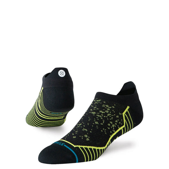 Et par sorte Stance Speckle Ul Tab unisex-løbesokker med neongrønne detaljer og mønstre, vist på en ensfarvet hvid baggrund. Disse ultralette løbesokker, der er udstyret med Stance FreshTek-teknologi for øget komfort, vises både set ovenfra og fra hælen.