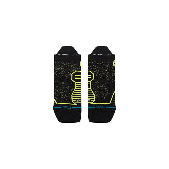 Et par sorte Speckle Ul Tab unisex-løbestrømper fra Stance med gule grafiske motiver og mønstre samt »STANCE« og størrelsesangivelser trykt tæt på tæerne. Disse ultralette løbestrømper er udviklet med Stance FreshTek-teknologi og vises her lagt fladt ud på en hvid baggrund.