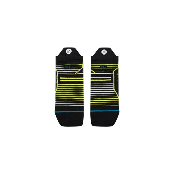 Et par sorte Stance Speckle Ul Tab unisex-ankelstrømper med neongule vandrette og diagonale striber, blå detaljer ved tæerne og et lille hvidt, cirkulært logo øverst på hver strømpe. Disse ultralette løbestrømper er afbilledet fladt lagt på en hvid baggrund.