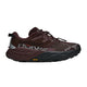 Et par Hoka Speedgoat 7 GTX trailsko til kvinder i farverne Deep Mauve og Black, med Hoka-logo, en robust sål med Vibram-logo og GORE-TEX-mærke nær tåen, placeret på en hvid baggrund.