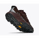 Her ses en enkelt Speedgoat 7 GTX trailsko til kvinder i farven Deep Mauve / Black fra Hoka, fotograferet fra en lav vinkel, hvilket fremhæver den robuste Vibram-sål og detaljerne ved hælen. Skoen har Hoka-logoet på siden, åndbare mesh-paneler og førsteklasses GORE-TEX-beskyttelse.