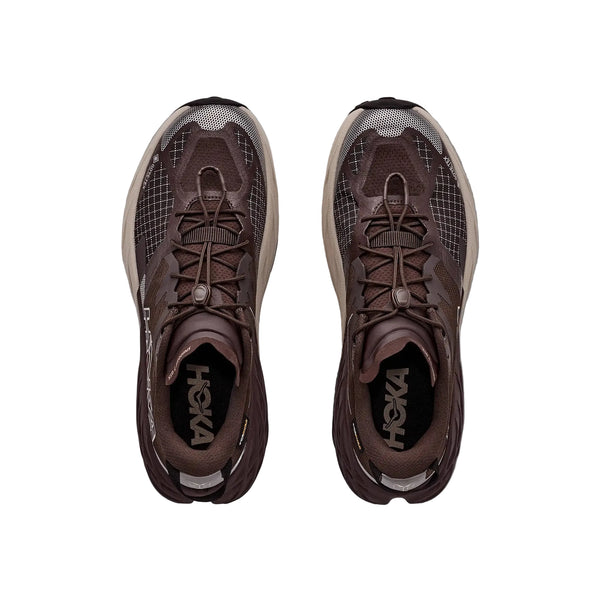 Oversigtsbillede af et par Hoka Speedgoat 7 GTX-løbesko til herre i farven Spiced Chocolate / River Rock Grey med beige såler, overdel i mesh, snørebånd med træknapper og GORE-TEX-teknologi – placeret side om side på en hvid baggrund – perfekte trailsko til krævende terræn.