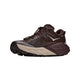 Hoka Speedgoat 7 GTX er en trail-løbesko til mænd i farvekombinationen Spiced Chocolate / River Rock Grey. Skoen har en tyk, struktureret sål, en overdel i mesh og snørebind. Modellen er udstyret med avanceret GORE-TEX-teknologi, der sikrer vandtæt beskyttelse, og er prydet med et lille orange og sort mærke samt et hvidt Hoka-logo på siden.