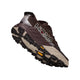 Der vises en enkelt Hoka Speedgoat 7 GTX trailsko til mænd i farven Spiced Chocolate / River Rock Grey, set bagfra og fra siden i en vinkel, der fremhæver den robuste mønstrede sål og det karakteristiske Hoka-logo på siden. Denne sko er udstyret med GORE-TEX-teknologi og giver pålidelig beskyttelse under krævende trailforhold.