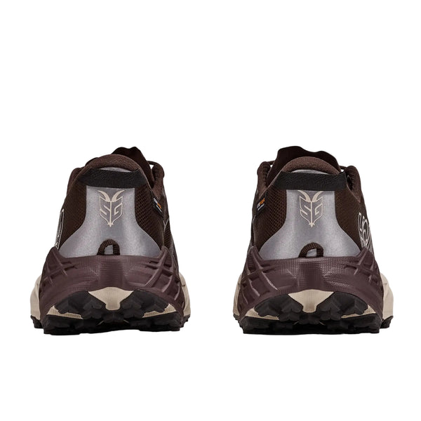 Bagfra-billede af et par Hoka Speedgoat 7 GTX, Herre, i farven Spiced Chocolate / River Rock Grey med sorte og beige såler, reflekterende sølvdetaljer og et logo på hælen. Disse GORE-TEX-forstærkede trailsko er placeret side om side på en hvid baggrund.