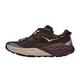 Speedgoat 7 GTX er en trailsko til mænd fra Hoka i farverne Spiced Chocolate og River Rock Grey. Den har sorte snørebånd, en tyk sål med geometriske mønstre på mellemsålen, slidstærkt mesh og detaljer i ruskind samt et diskret GORE-TEX-mærke ved hælen. Dens strukturerede mønster er designet til ujævnt terræn – et ikonisk træk ved Speedgoat-serien.