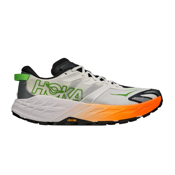 En løbesko med en hvid overdel i mesh, grønne og sorte detaljer, »HOKA«-logo, en sort hæl og en tyk sål med farveovergang fra orange til hvid samt et sort mønster er et perfekt eksempel på Hoka Speedgoat 7 Herre i farvekombinationen Frost / Neon Tangerine. Denne sko er designet til trail-løb og er udstyret med Vibram Megagrip, der sikrer enestående greb på ujævnt terræn.