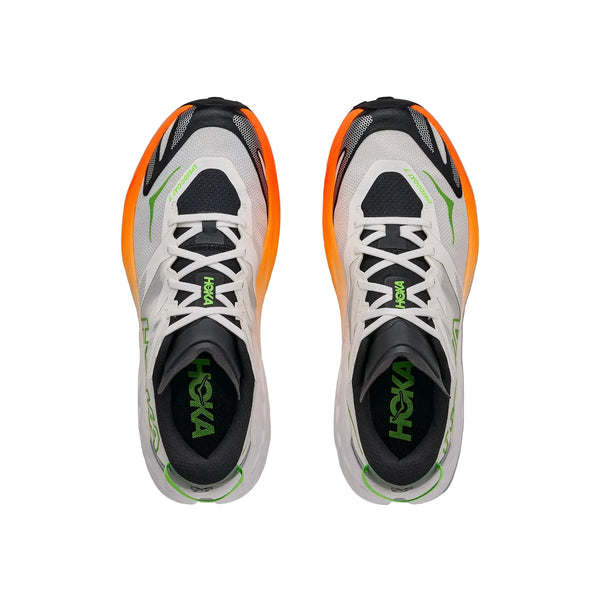 Et par Hoka Speedgoat 7 herresko i farven Frost / Neon Tangerine ses set ovenfra på en hvid baggrund. Disse trailsko har hvide snørebånd, Hoka-logoer på tungen og slidstærke Vibram Megagrip-såler – perfekt udviklet til dem, der søger pålidelig ydeevne i trailsko.