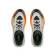 Et par Hoka Speedgoat 7 herresko i farven Frost / Neon Tangerine ses set ovenfra på en hvid baggrund. Disse trailsko har hvide snørebånd, Hoka-logoer på tungen og slidstærke Vibram Megagrip-såler – perfekt udviklet til dem, der søger pålidelig ydeevne i trailsko.