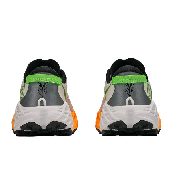 Et par Hoka Speedgoat 7 trailsko til mænd i farvekombinationen Frost / Neon Tangerine ses her set bagfra, hvor de hvide såler, de neonorange detaljer på siderne, den grå overdel, det sorte inderfor og de grønne detaljer ved hælen fremhæves. Inspireret af Hokas roste design og udstyret med højtydende Vibram Megagrip-ydersåler, der sikrer fremragende greb, kombinerer disse sporty trailsko stil og funktionalitet.