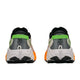 Et par Hoka Speedgoat 7 trailsko til mænd i farvekombinationen Frost / Neon Tangerine ses her set bagfra, hvor de hvide såler, de neonorange detaljer på siderne, den grå overdel, det sorte inderfor og de grønne detaljer ved hælen fremhæves. Inspireret af Hokas roste design og udstyret med højtydende Vibram Megagrip-ydersåler, der sikrer fremragende greb, kombinerer disse sporty trailsko stil og funktionalitet.