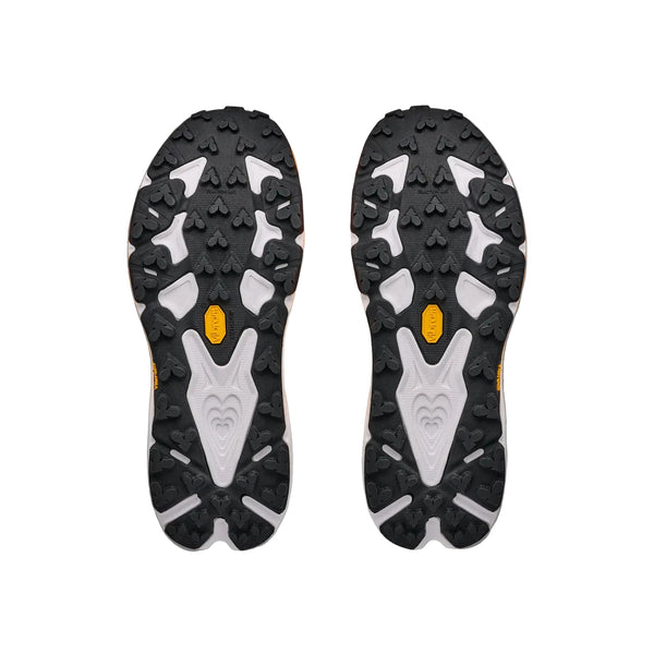 Et par Hoka Speedgoat 7-såler til herresko i farven Frost / Neon Tangerine, der har et robust, kantet mønster med små gule og hvide detaljer samt avanceret Vibram Megagrip-teknologi, der sikrer fremragende greb, vises set nedefra på en hvid baggrund.